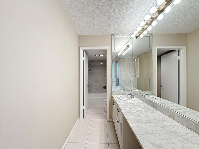 Building Photo - 1147 Hillsboro Mile Unit 506