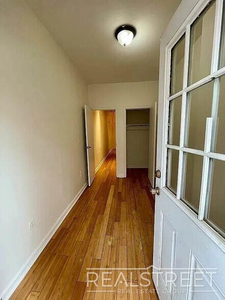 Building Photo - Spacious 3BR Apartment with Backyard Access in Prime Bushwick