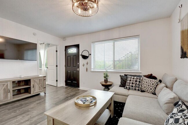 Building Photo - 1202 Newning Ave