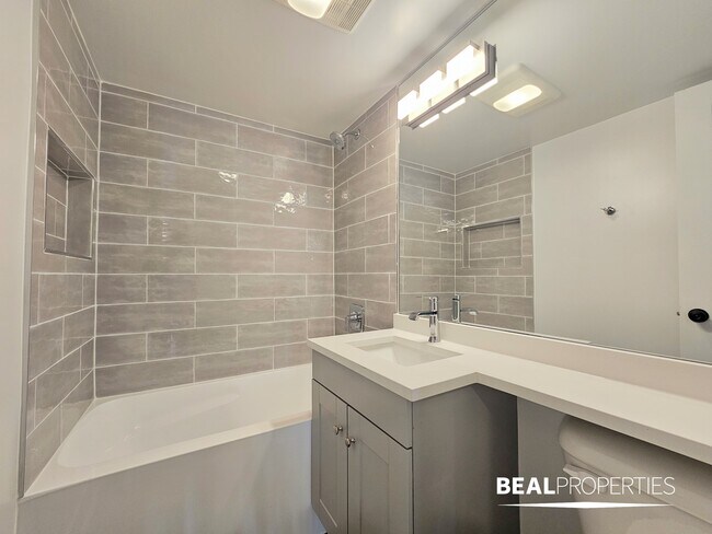 Building Photo - 553 W Stratford Pl