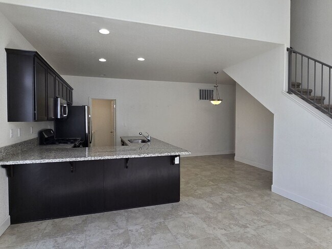 Building Photo - Fabulous home in a gated community with ov...