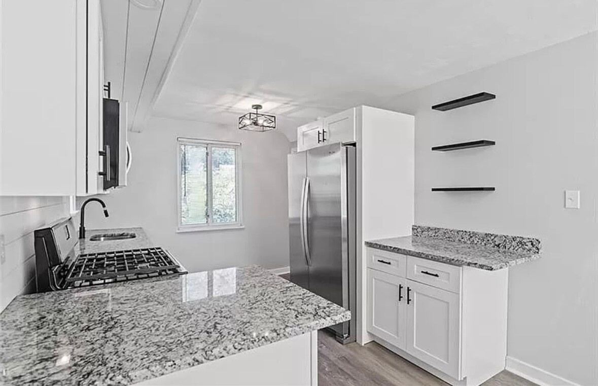 Building Photo - 118 Macfarlane Dr