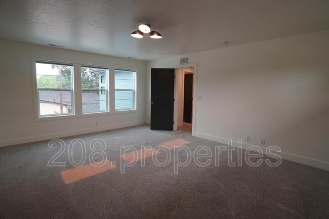 Building Photo - 4314 W Clark St