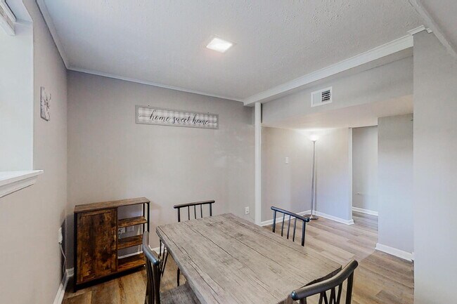 Building Photo - Stone Mountain House with Dining area. Modern & high-quality