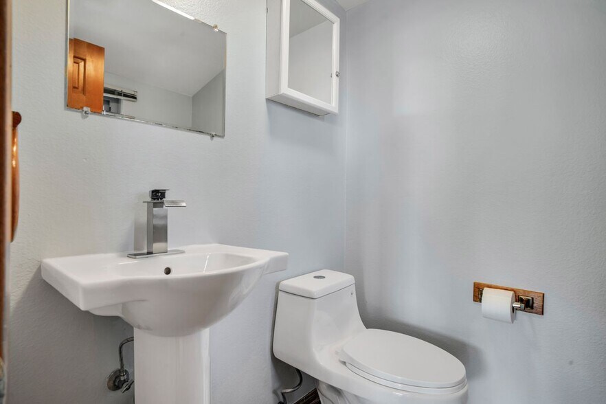 Building Photo - 15470 Longbow Dr