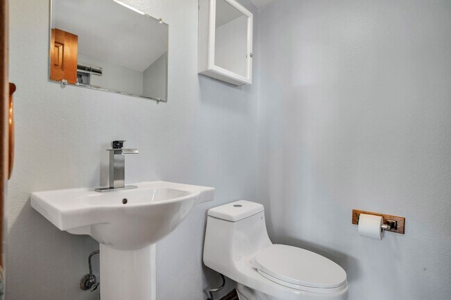 Building Photo - 15470 Longbow Dr