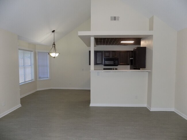 Building Photo - Available end of Julyl!! 4 Bedroom home in...
