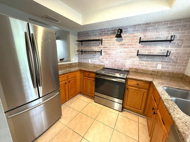 Building Photo - Charming 2-Bed/1-Bath First-Floor Condo in Gated Sarasota Community!