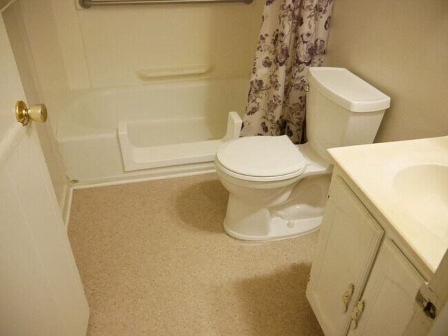 Building Photo - Home in Hahira in the country