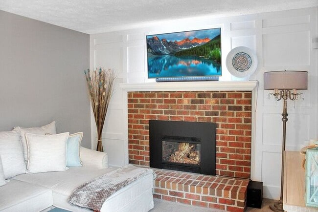 Building Photo - Charming 3-Bedroom, 2.5 Bath SFH with Fron...