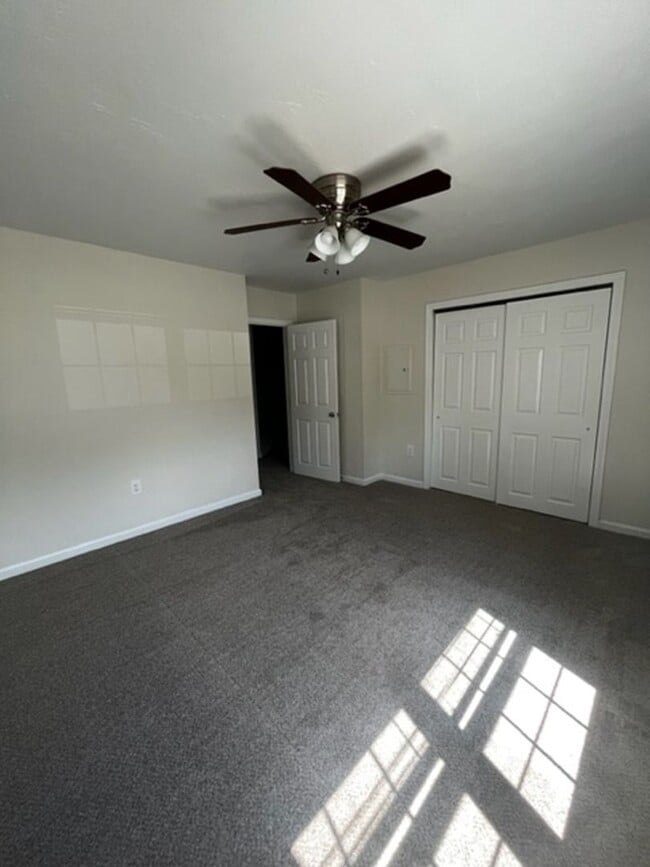 Building Photo - Gorgeous Renovated Townhouse!