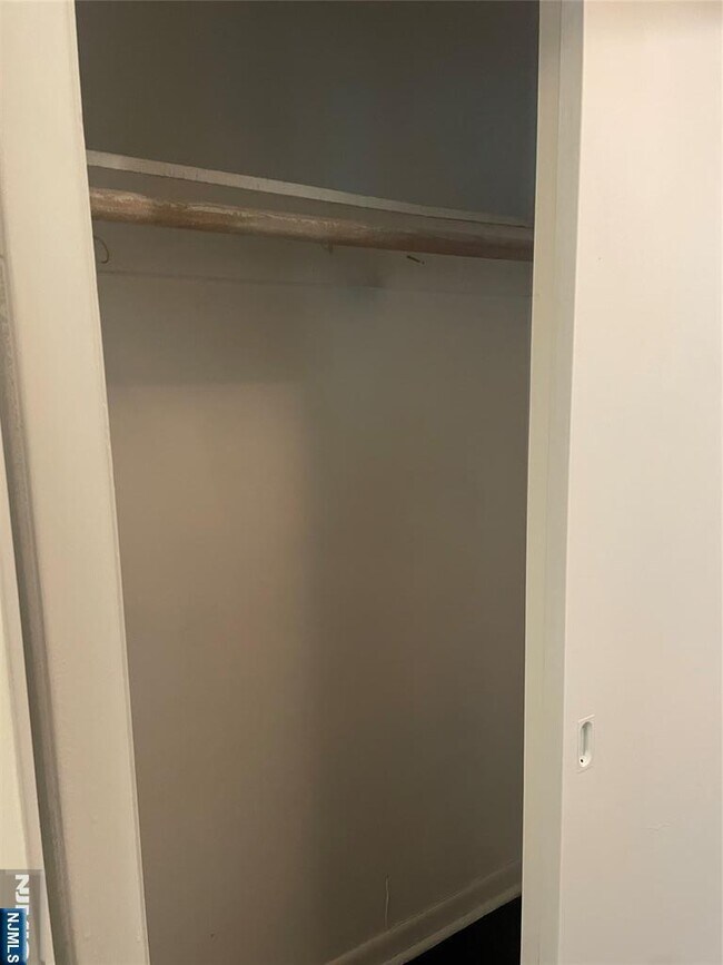 Building Photo - 113 Hawthorne Ave