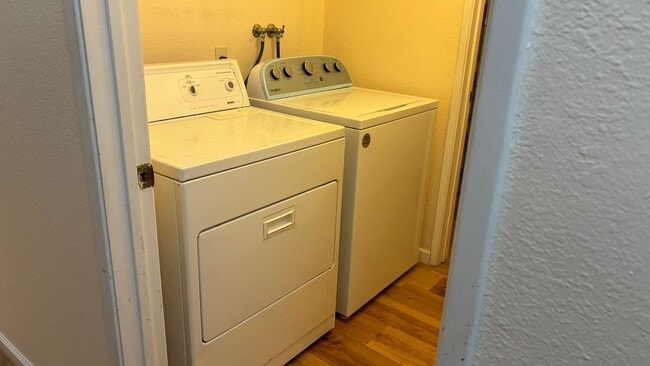 Building Photo - Spacious 3 bed/2 bath condo in Desirable Valley Crest