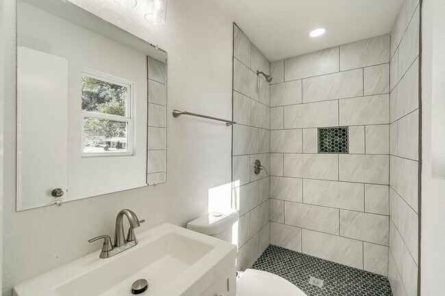 Building Photo - 3561 Westfield Ave