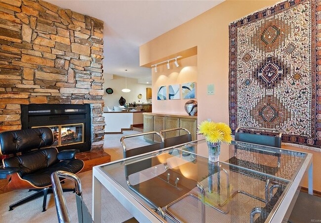 Building Photo - Executive 2BR/3BA Condo with Mountain View...