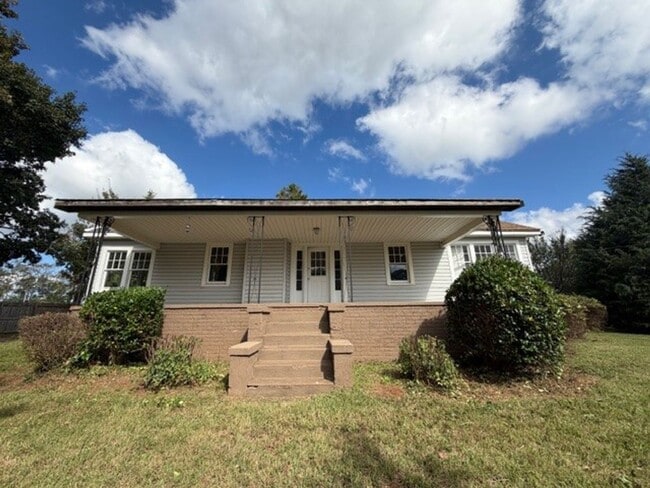 Building Photo - 2 bedroom, 1 bath House available NOW