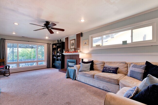 Building Photo - 595 Tanbark Terrace