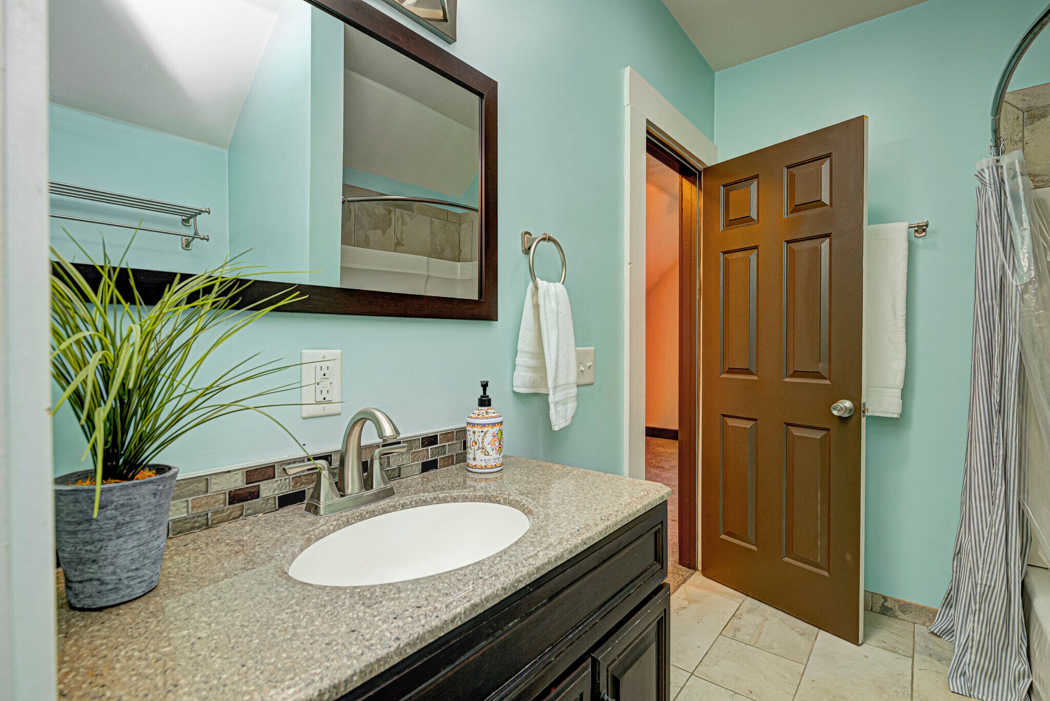 Upstairs full bath - 1643 Fletcher Ave