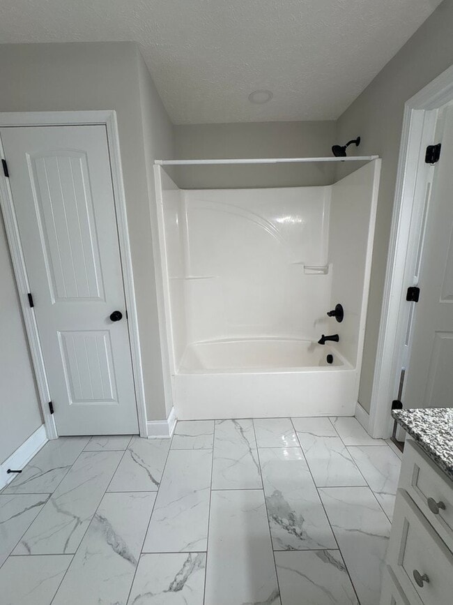 Building Photo - Spacious Duplex with Fenced-In Backyard!