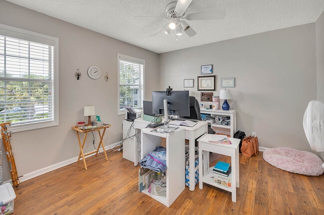 Building Photo - 132 S Island Square Dr