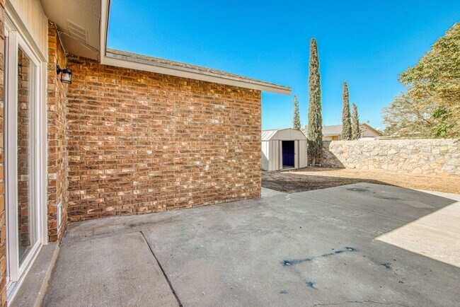 Building Photo - 3 Bed 2 bathrooms house 79936
