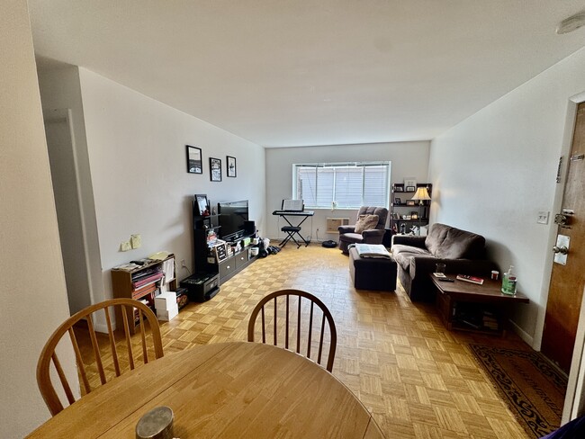 Building Photo - 2 Larose Pl