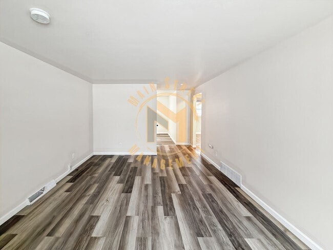 Building Photo - 3 Bed 1 Bath Duplex