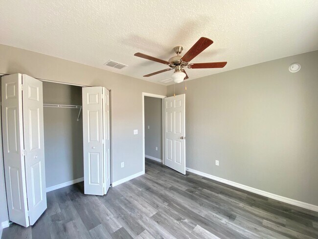 Building Photo - Great SW Location  Home - 3/2/2 **WON"T LA...