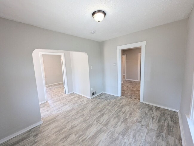 Building Photo - $500 OFF Your First Month's Rent!