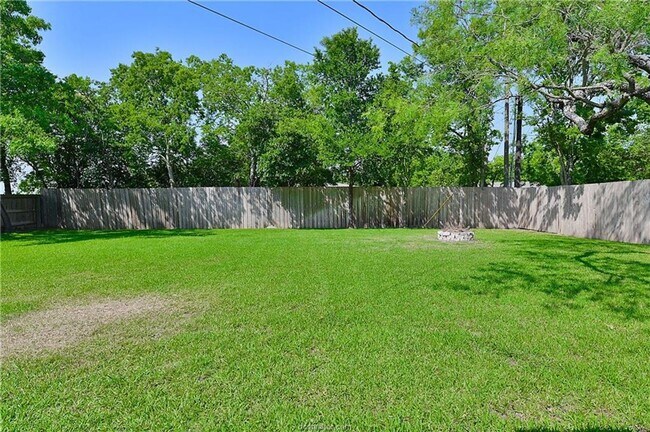 Building Photo - AUGUST PRE-LEASE!! 4 bed, 3 bath house on HUGE lot walking distance to Texas A&M!