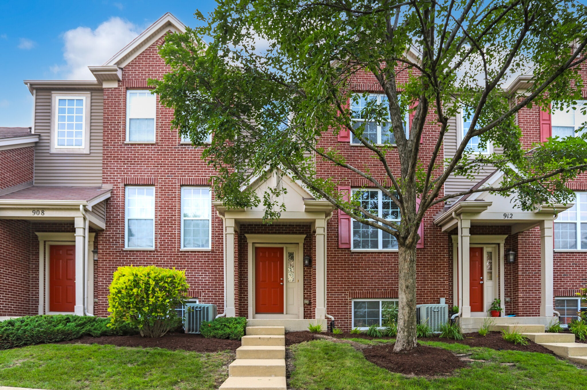 Front Door - 910 Neudearborn Ln