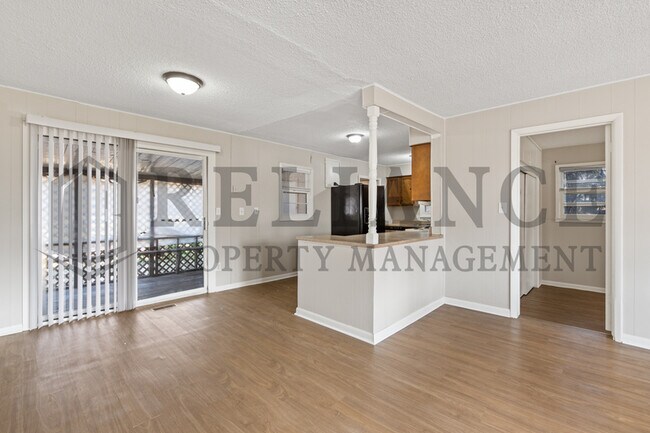 Building Photo - 220 E 44th St S