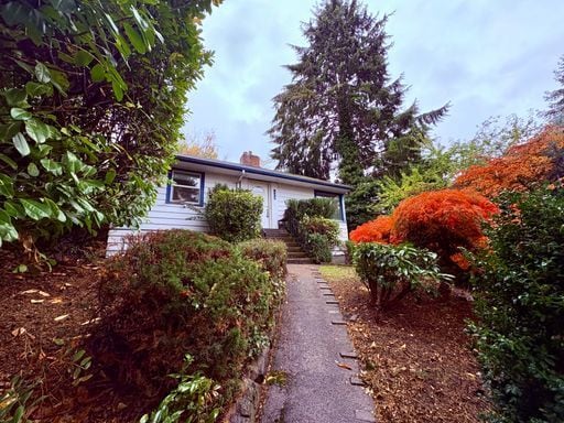 Building Photo - Freshly Painted Large Queen Anne Home! $3295