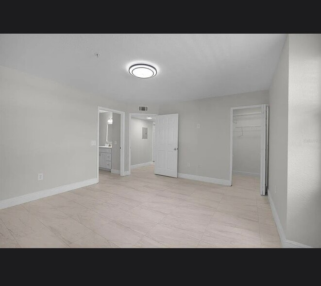 Building Photo - 13929 Fairway Island Dr