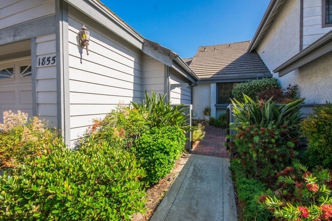 Building Photo - Beautiful Single Level Home with Great Nat...