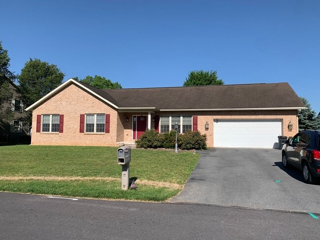 Building Photo - CONTRACT PENDING!! Lovely single family, brick rancher home with 3 beds/2.5 baths!!