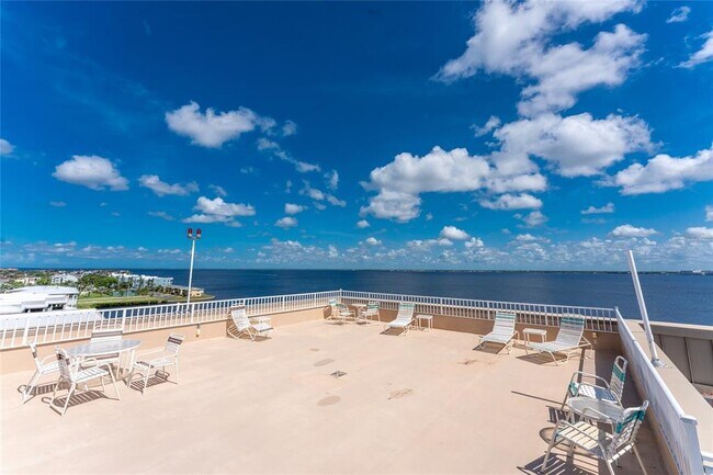 Building Photo - 1500 Park Beach Cir