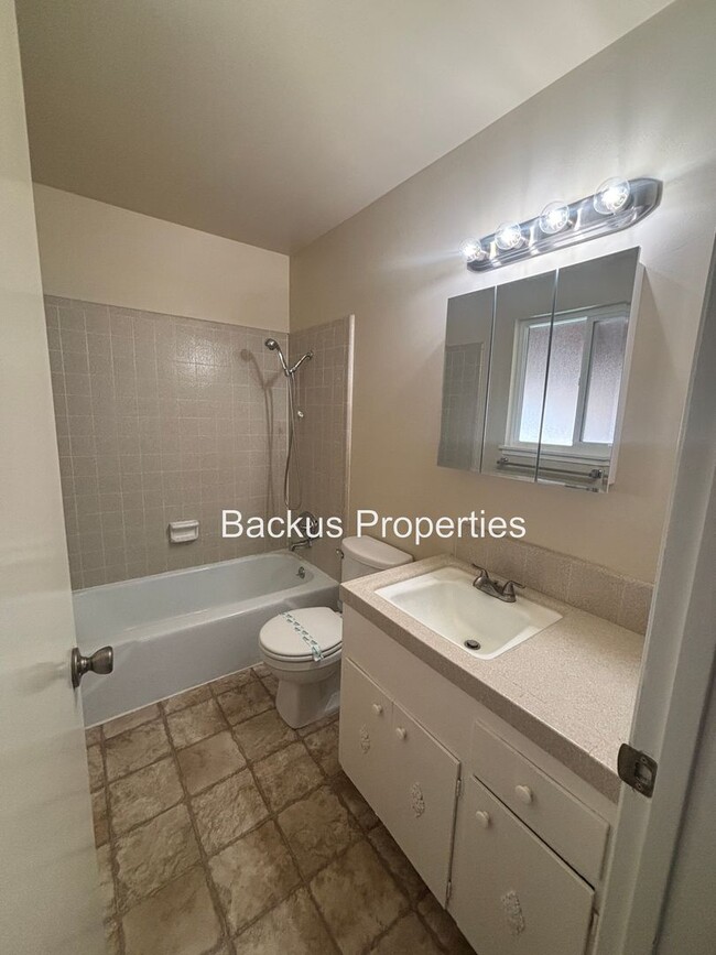 Building Photo - 476 Belmont Dr