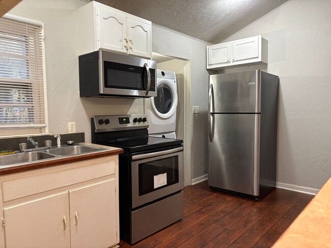 Building Photo - 2 Bedroom, 1 Bathroom House in High Point!