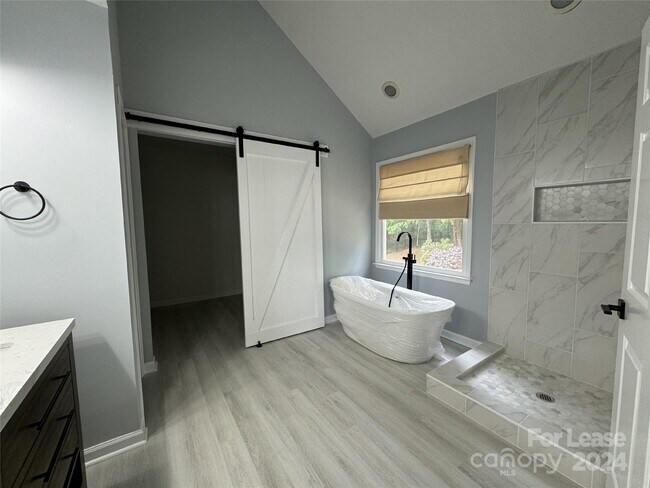 Building Photo - 129 Southhaven Dr