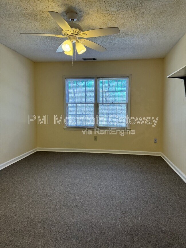 Building Photo - 82 Primrose Dr