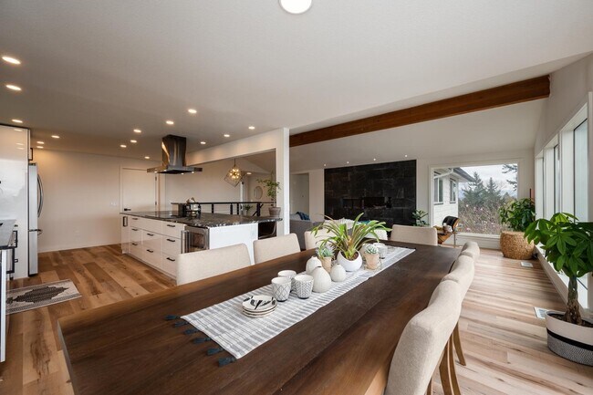 Building Photo - 2433 Crestline St