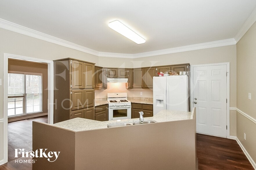 Building Photo - 4595 Kinsdale Dr