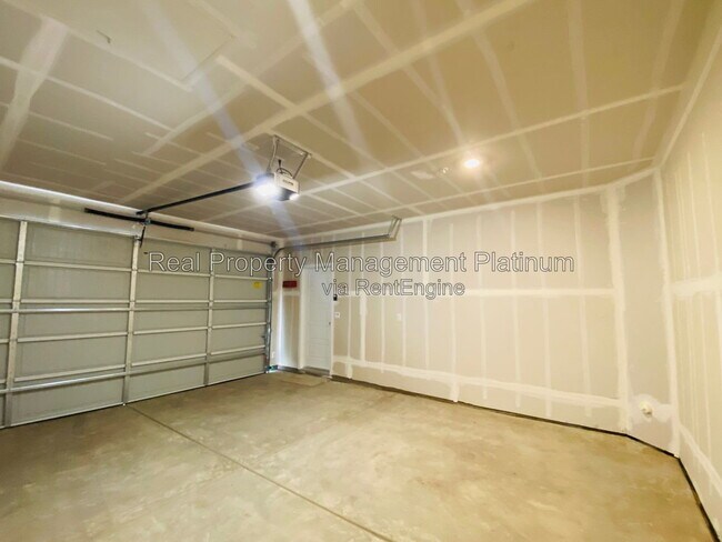 Building Photo - 2752 E Tamarind Dr