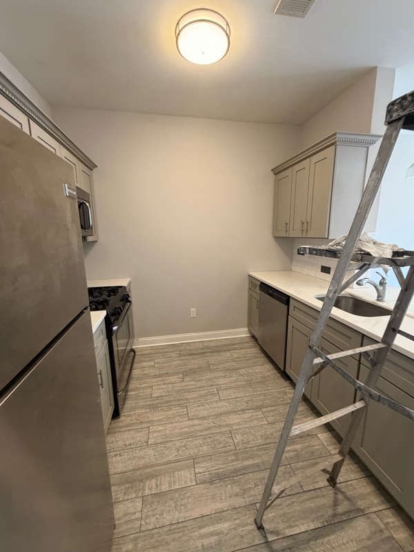 Building Photo - 742 Park Ave