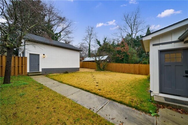 Building Photo - 349 Altoona Pl SW
