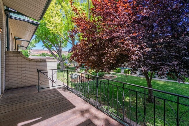 Building Photo - Fully Remodeled Townhome in the Heart of D...