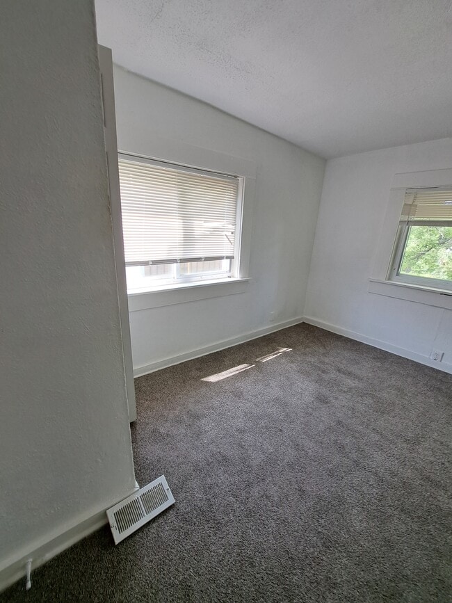 Building Photo - 511 Parrot St