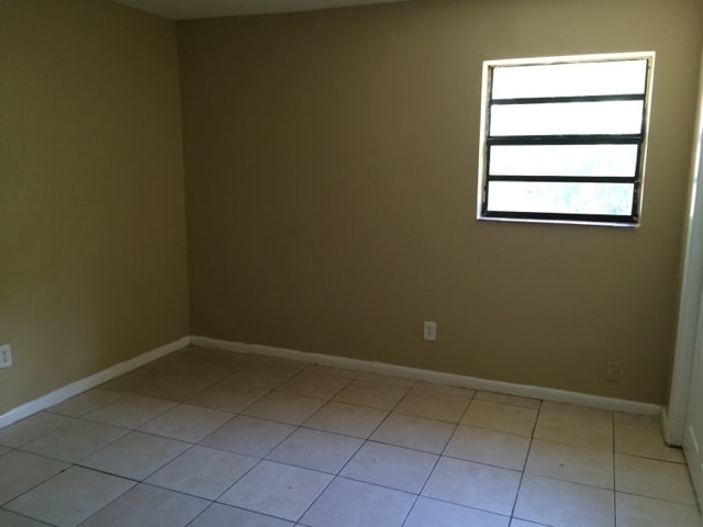 Building Photo - Large 6-2 house with new central air