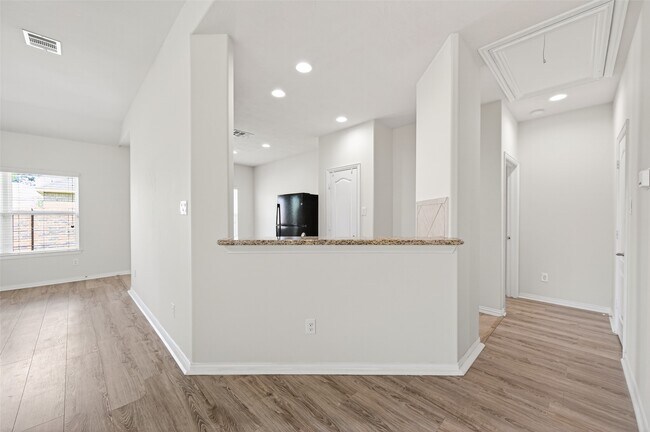 Building Photo - 24634 Lakecrest Creek Dr